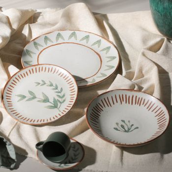 1226111101---PRATO-RASO-COUP-STONEWARE-MAGARI_amb2